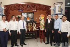 Рабочая делегация воскурила благовония в память о покойном Председателе НС Нгуен Хыу Тхо.