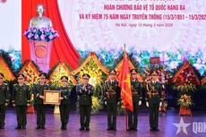 По поручению Президента Вьетнама генерал армии Нгуен Чонг Нгиа вручил Армейскому театру песни и танца Орден Защиты Отечества третьей степени. Фото: qdnd.vn