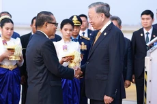 Церемония встречи Генерального секретаря ЦК КПВ То Лама в аэропорту Течо в Пномпене. Фото: ВИА