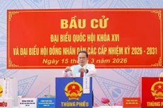 Председатель НС Чан Тхань Ман голосует на избирательном участке № 14 в средней школе имени До Ван Зай, община Хокмон, город Хошимин. Фото: ВИА