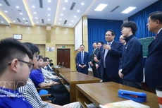 Премьер-министр Фам Минь Тьинь вдохновляет студентов Ханойского университета науки и технологий. Фото: ВИА