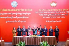 Стороны обмениваются подписанными документами о сотрудничестве.