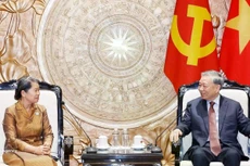 Генеральный секретарь То Лам принимает Мен Сам Ан, заместителя председателя Народной партии Камбоджи, председателя Национального совета Фронта солидарности и развития Отечества Камбоджи. Фото: ВИА