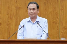 Председатель НС Чан Тхань Ман выступает на встрече с действующими и бывшими руководителями города Кантхо. Фото: Тхань Там