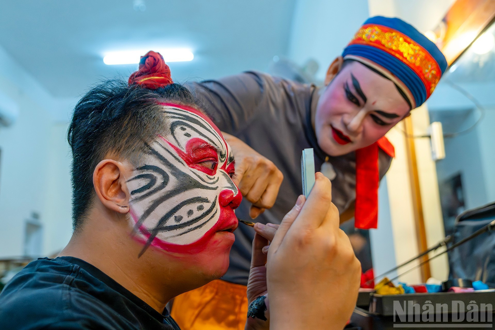 Каждая маска отражает определенный характер – верность и преданность, доброту, хитрость, льстивость или злодейство. Основной цвет связан с конкретным мотивом персонажа.