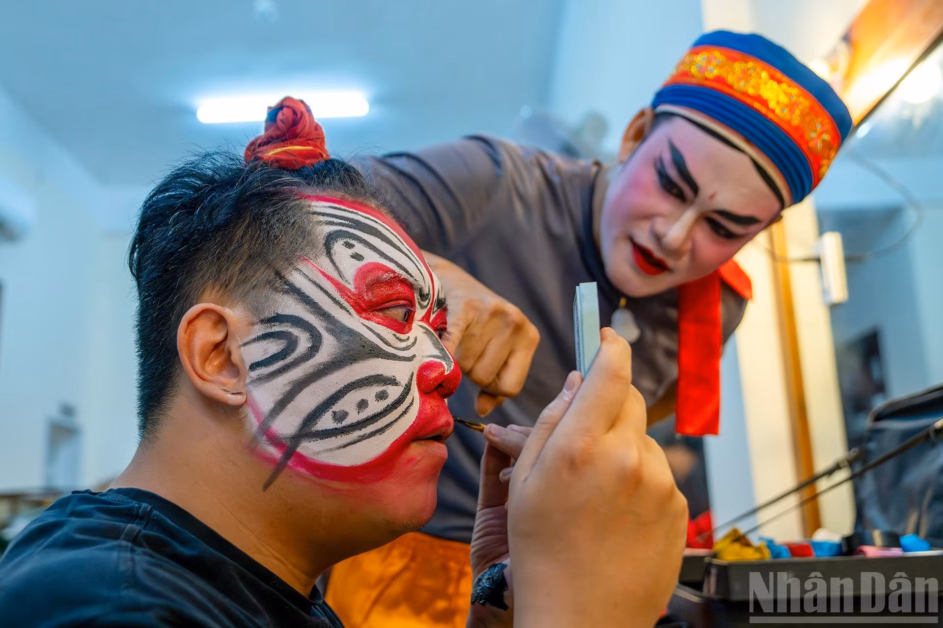 Каждая маска отражает определенный характер – верность и преданность, доброту, хитрость, льстивость или злодейство. Основной цвет связан с конкретным мотивом персонажа.