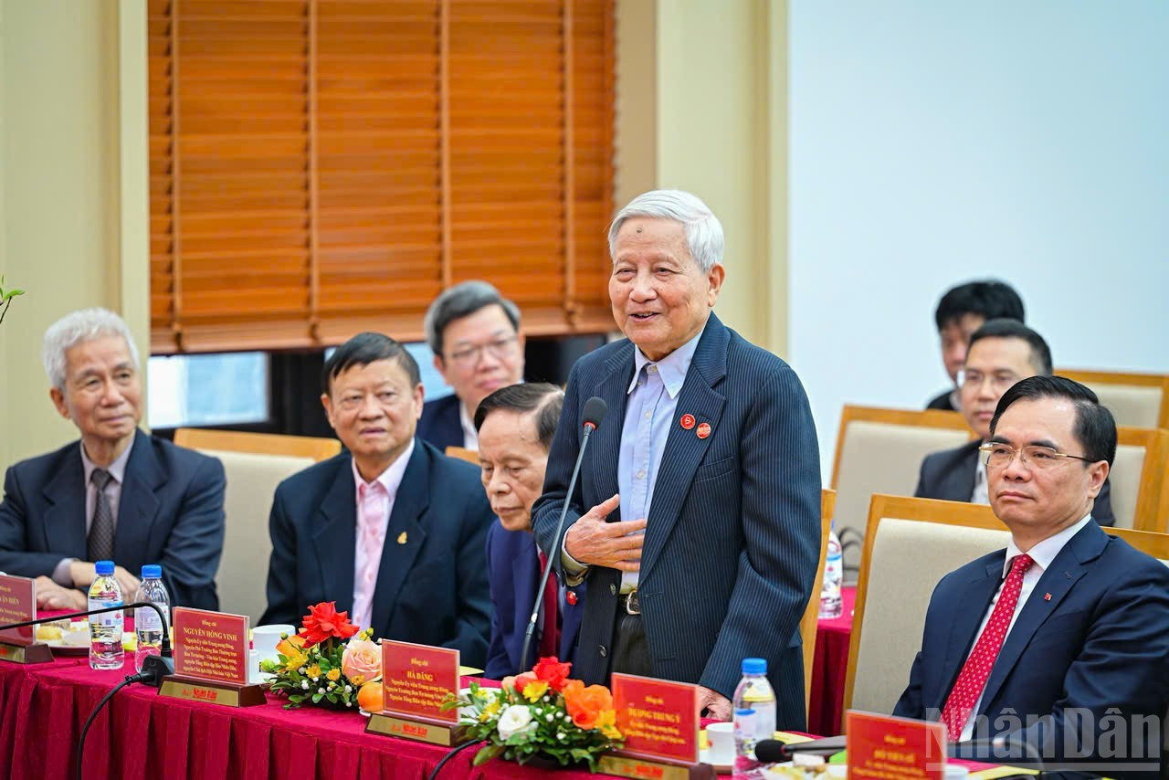 Журналист Ха Данг, бывший член ЦК КПВ, бывший депутат Национального собрания VIII и IX созывов, бывший Заведующий Отделом ЦК КПВ по идеологии и культуре, бывший Главный редактор газеты «Нянзан», бывший главный редактор журнала «Коммунист», делится своими мыслями на пресс-брифинге.