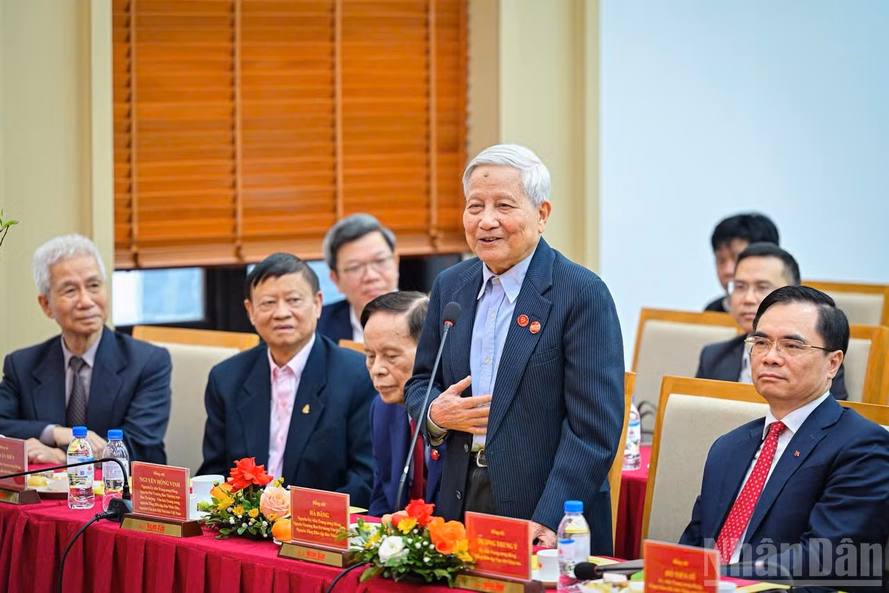 Журналист Ха Данг, бывший член ЦК КПВ, бывший депутат Национального собрания VIII и IX созывов, бывший Заведующий Отделом ЦК КПВ по идеологии и культуре, бывший Главный редактор газеты «Нянзан», бывший главный редактор журнала «Коммунист», делится своими мыслями на пресс-брифинге.