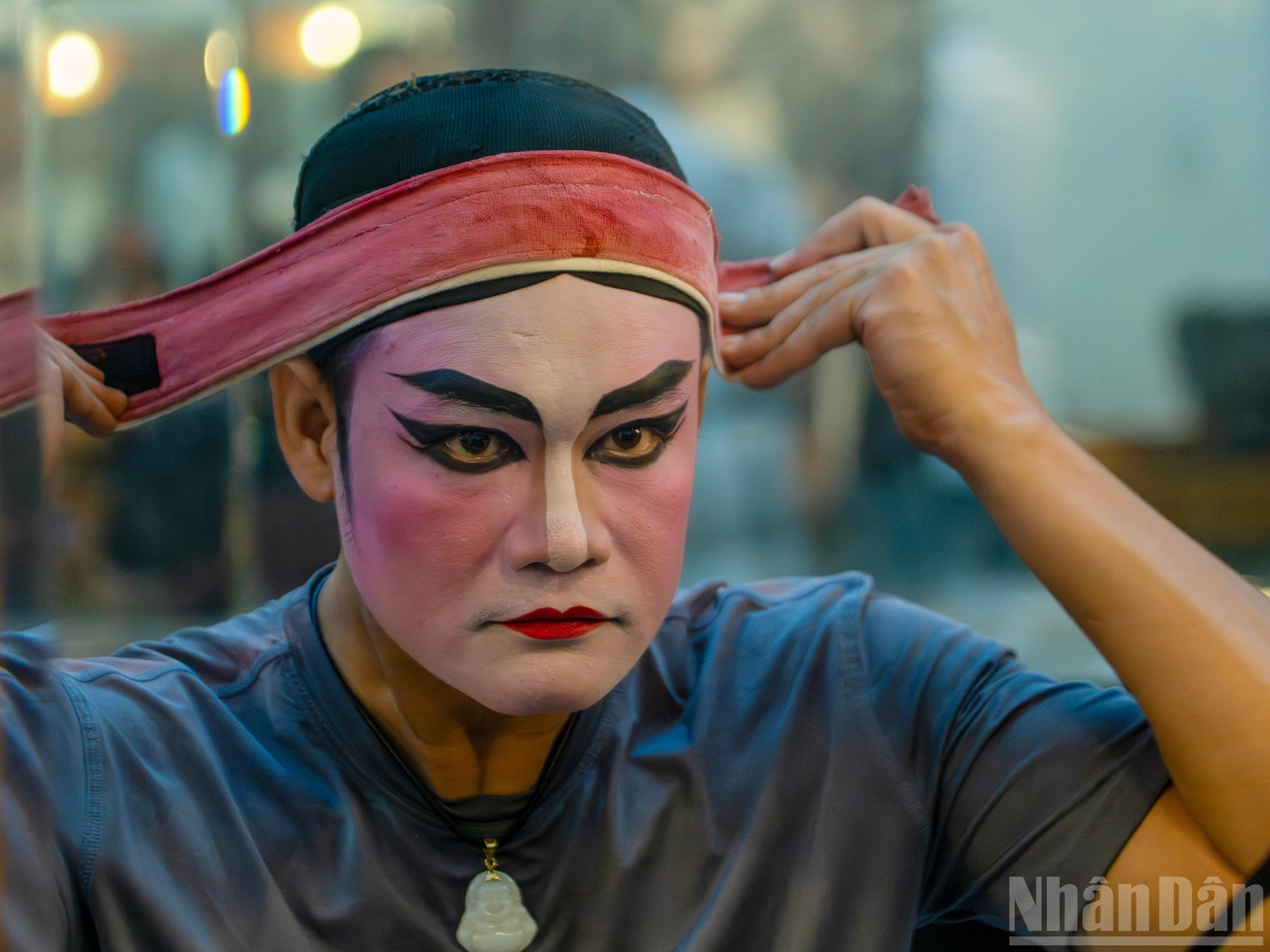 Цвета на масках должны быть насыщенными, а линии четкими, чтобы подчеркнуть индивидуальность персонажа и усилить выразительность лица артиста.