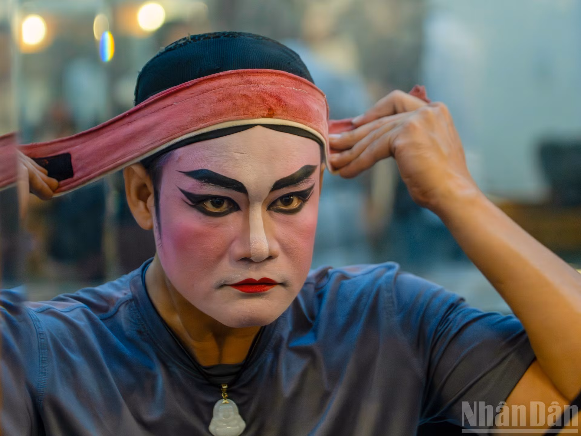 Цвета на масках должны быть насыщенными, а линии четкими, чтобы подчеркнуть индивидуальность персонажа и усилить выразительность лица артиста.