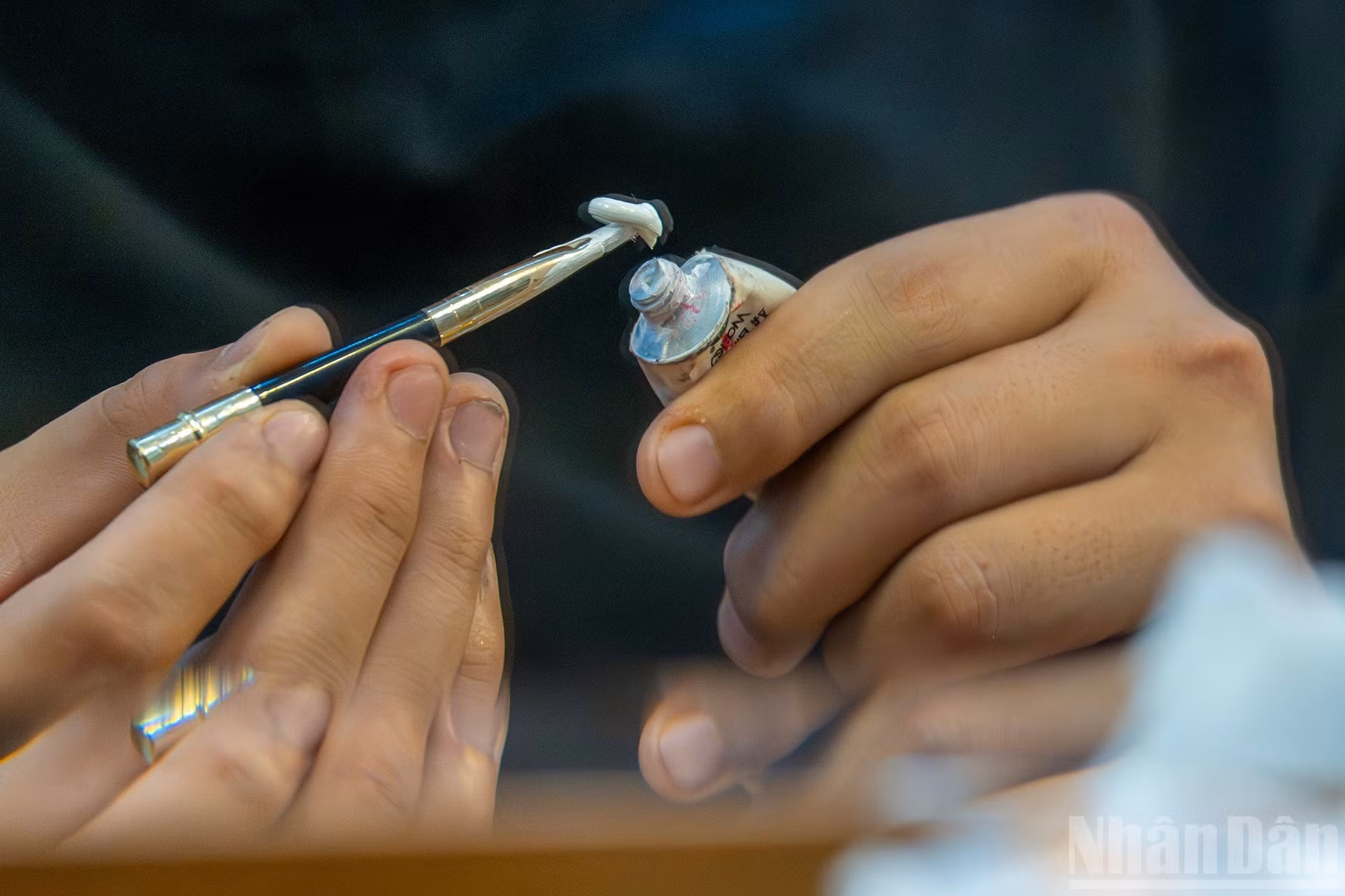 Актер, помимо вокальных и танцевальных навыков и мастерства в игре, должен обладать художественными способностями, чтобы уметь самостоятельно разрисовывать свое лицо при исполнении роли.