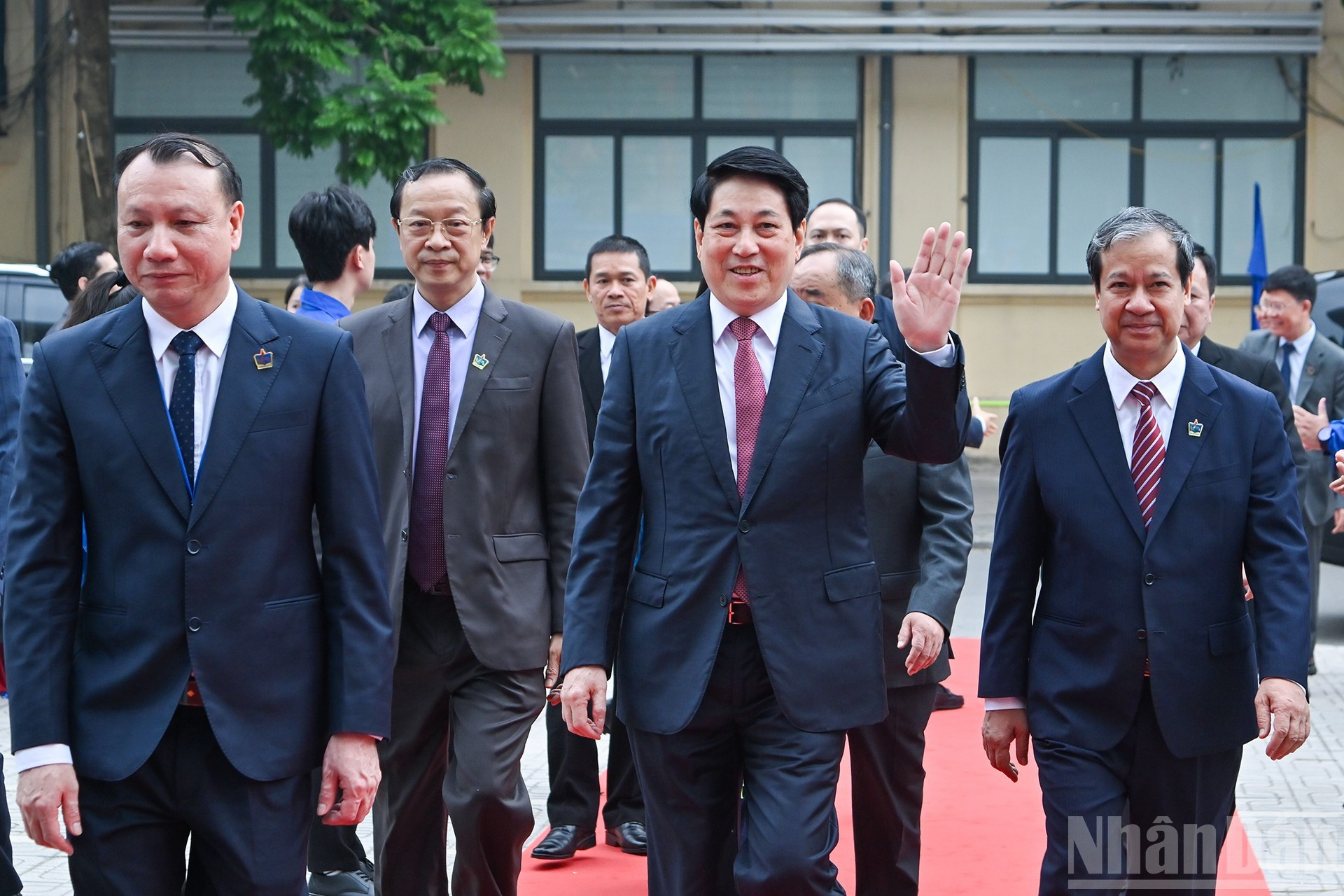 Президент Лыонг Кыонг прибывает на церемонию.