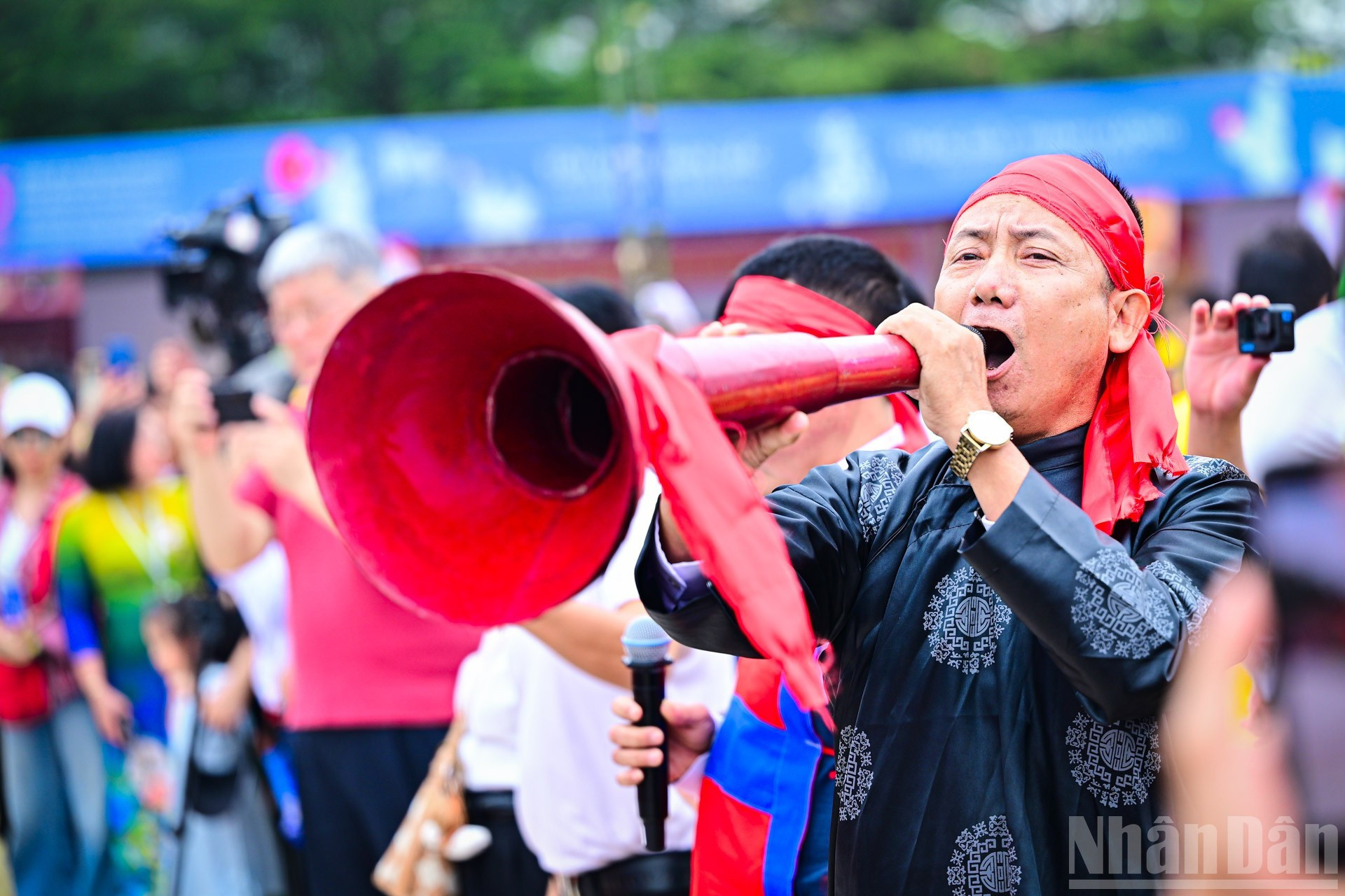 Во Вьетнаме участие в досье на включение в список ЮНЕСКО 2015 года принимали провинции Лаокай, Виньфук (ныне Футхо), Бакнинь и город Ханой. Ритуал и игра «Перетягивание каната» практикуются во многих странах мира.