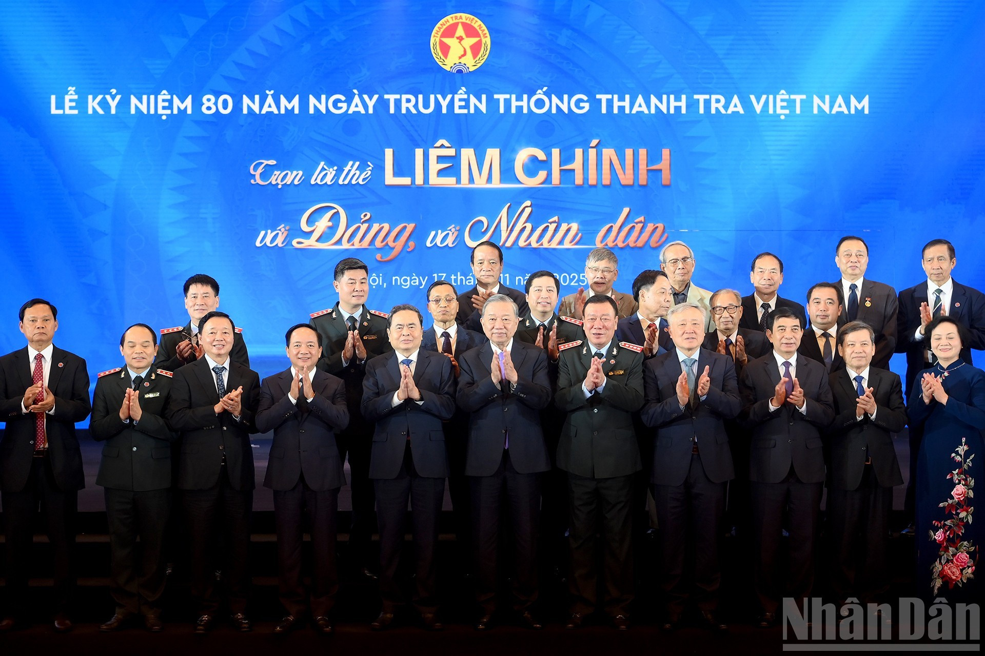 Генеральный секретарь ЦК КПВ То Лам, Председатель Национального собрания Чан Тхань Ман и делегаты на торжественном мероприятии.