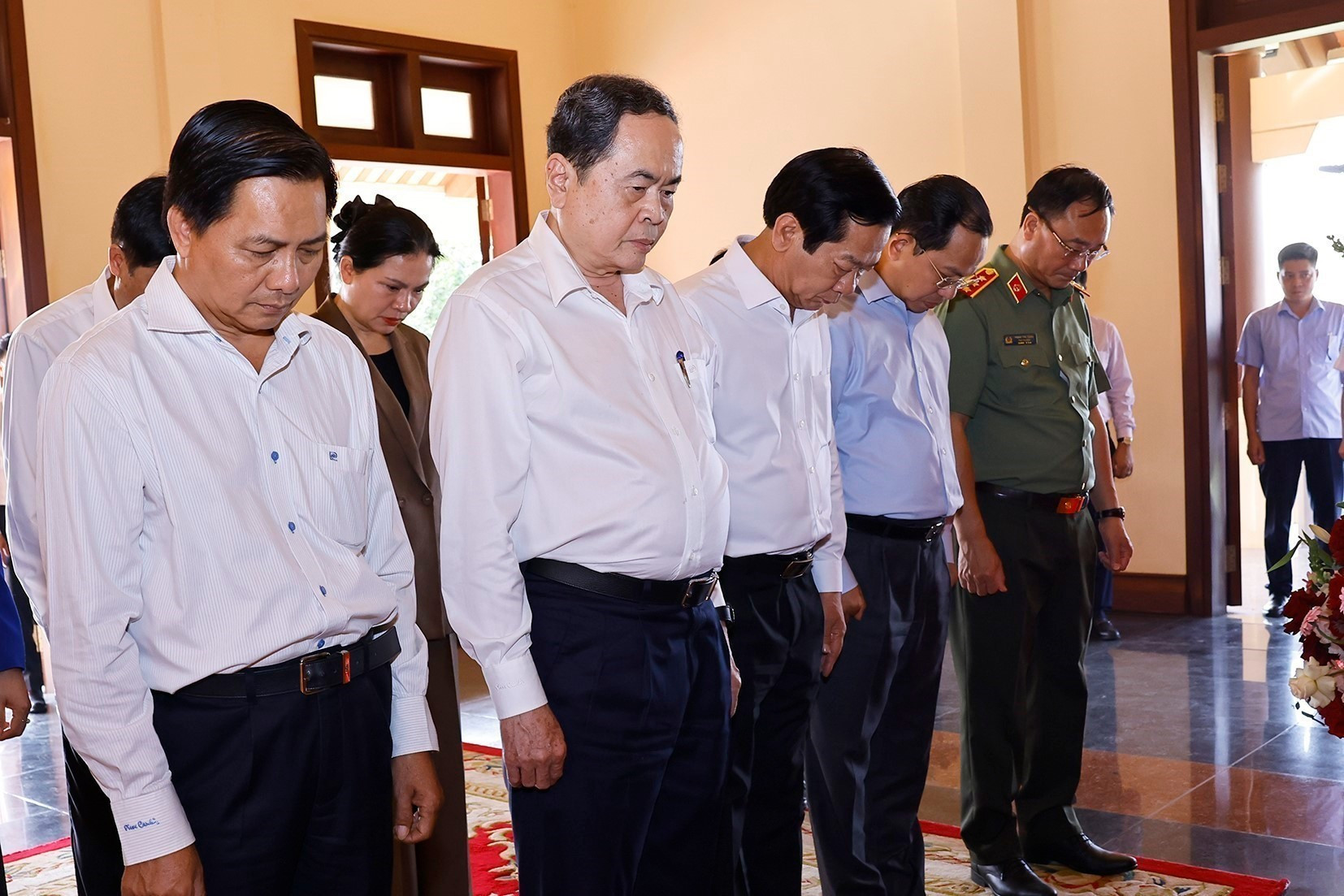 Председатель Национального собрания Чан Тхань Ман отдает дань памяти товарищу Во Ван Киету. (Фото: ВИА)