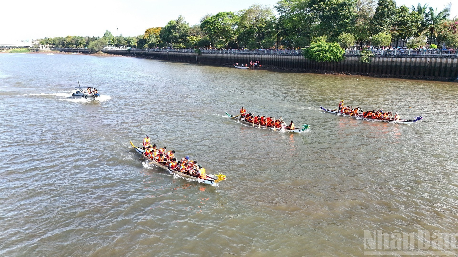 Команды соревнуются на дистанции 1 000 метров.
