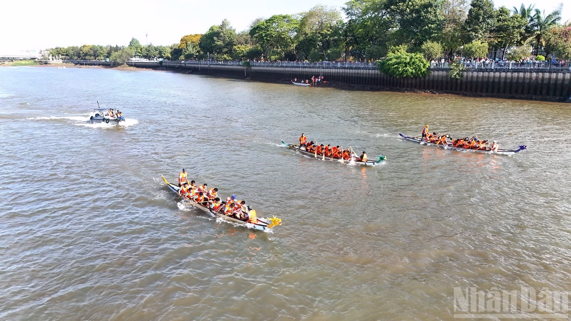 Команды соревнуются на дистанции 1 000 метров.