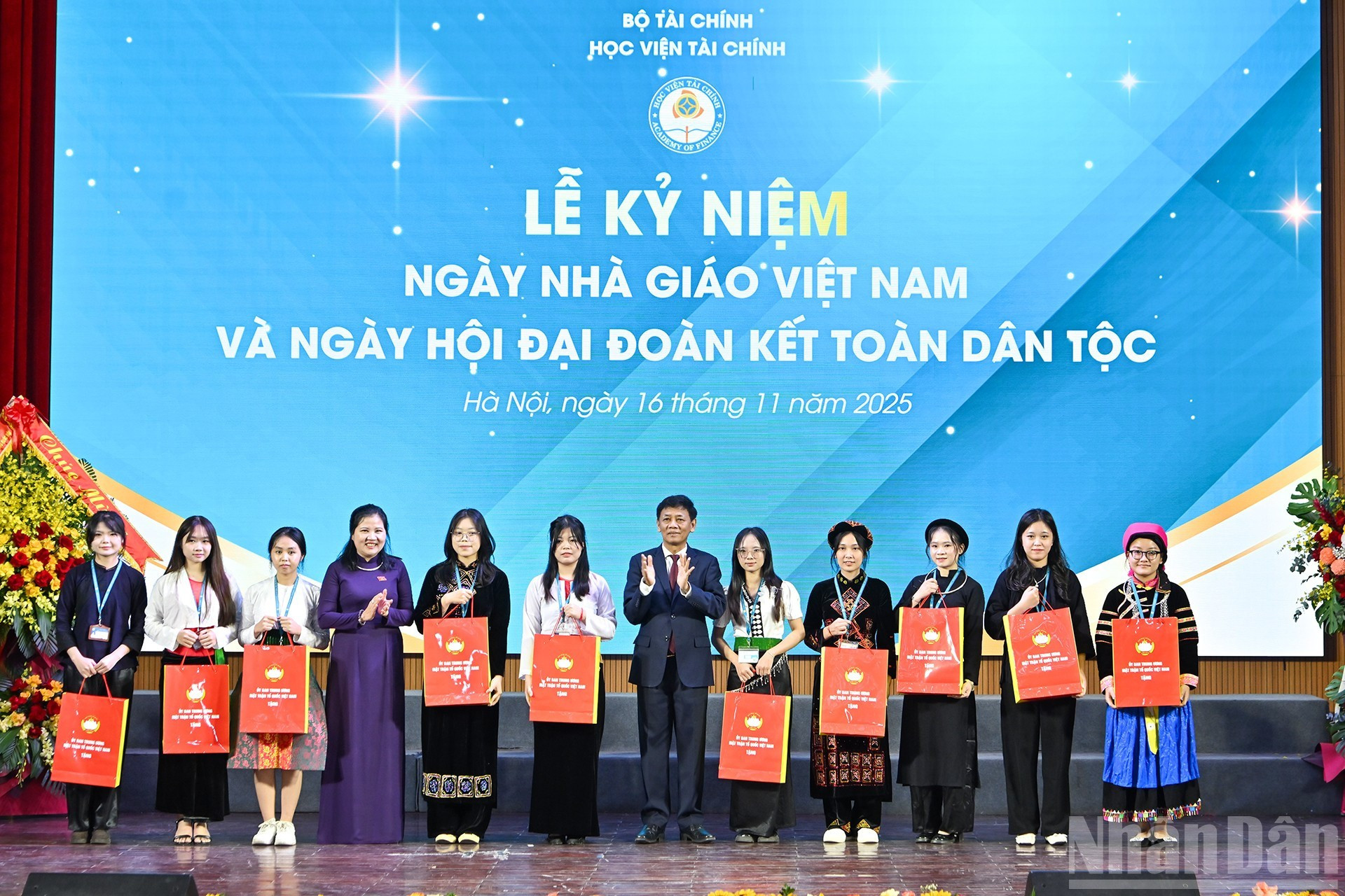 Председатель Комитета по делам народностей НС Лам Ван Ман и Заместитель председателя Комитета по делам народностей НС Динь Тхи Фыонг Лан вручают подарки студентам – представителям этнических меньшинств, отличившимся в учебе в Финансовой академии.