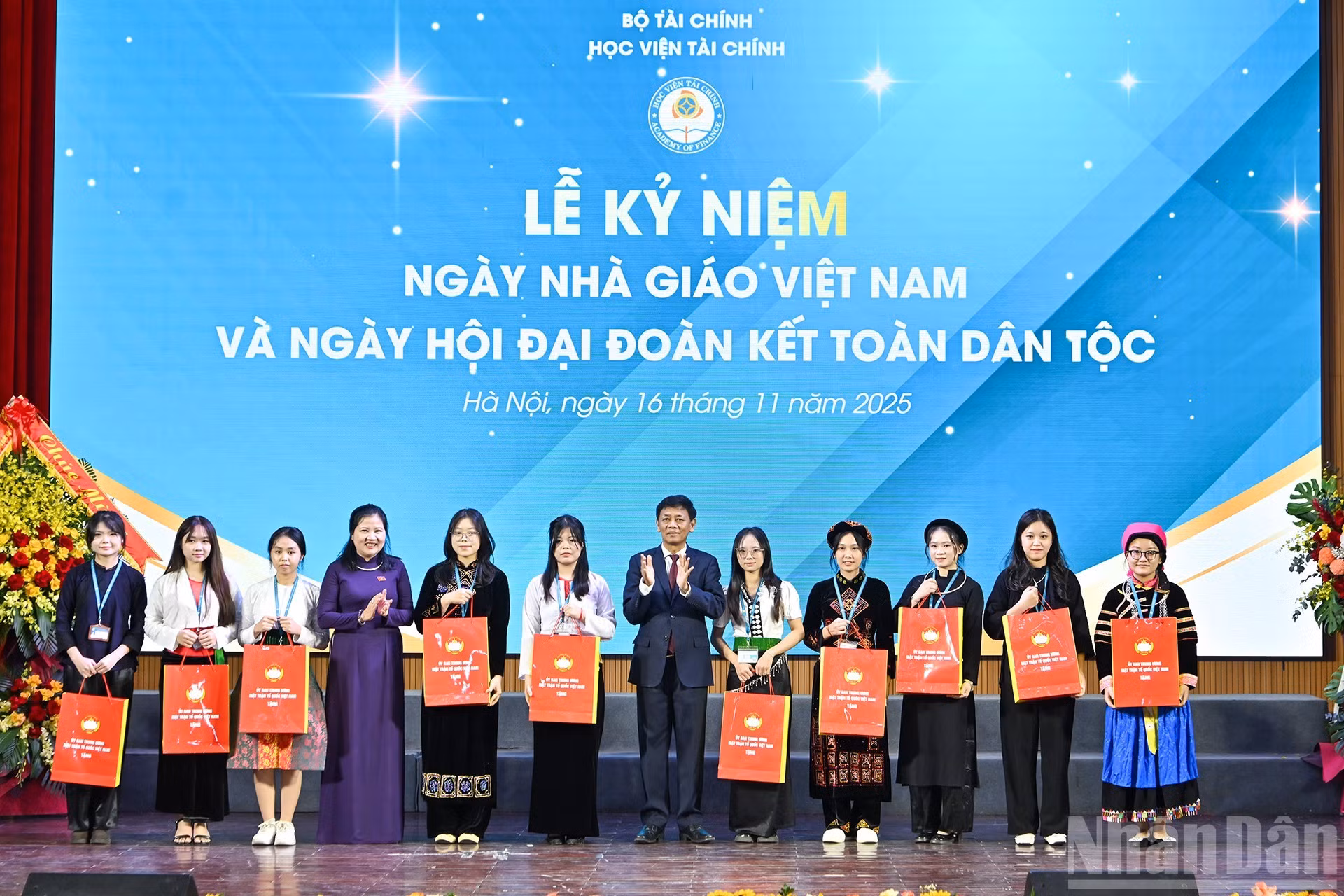 Председатель Комитета по делам народностей НС Лам Ван Ман и Заместитель председателя Комитета по делам народностей НС Динь Тхи Фыонг Лан вручают подарки студентам – представителям этнических меньшинств, отличившимся в учебе в Финансовой академии.