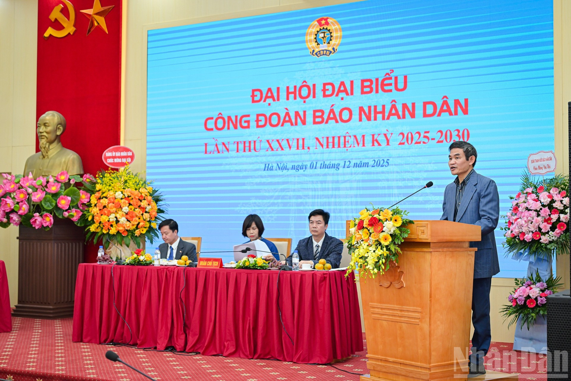 Участники слушают доклады от структурных подразделений Профсоюза.