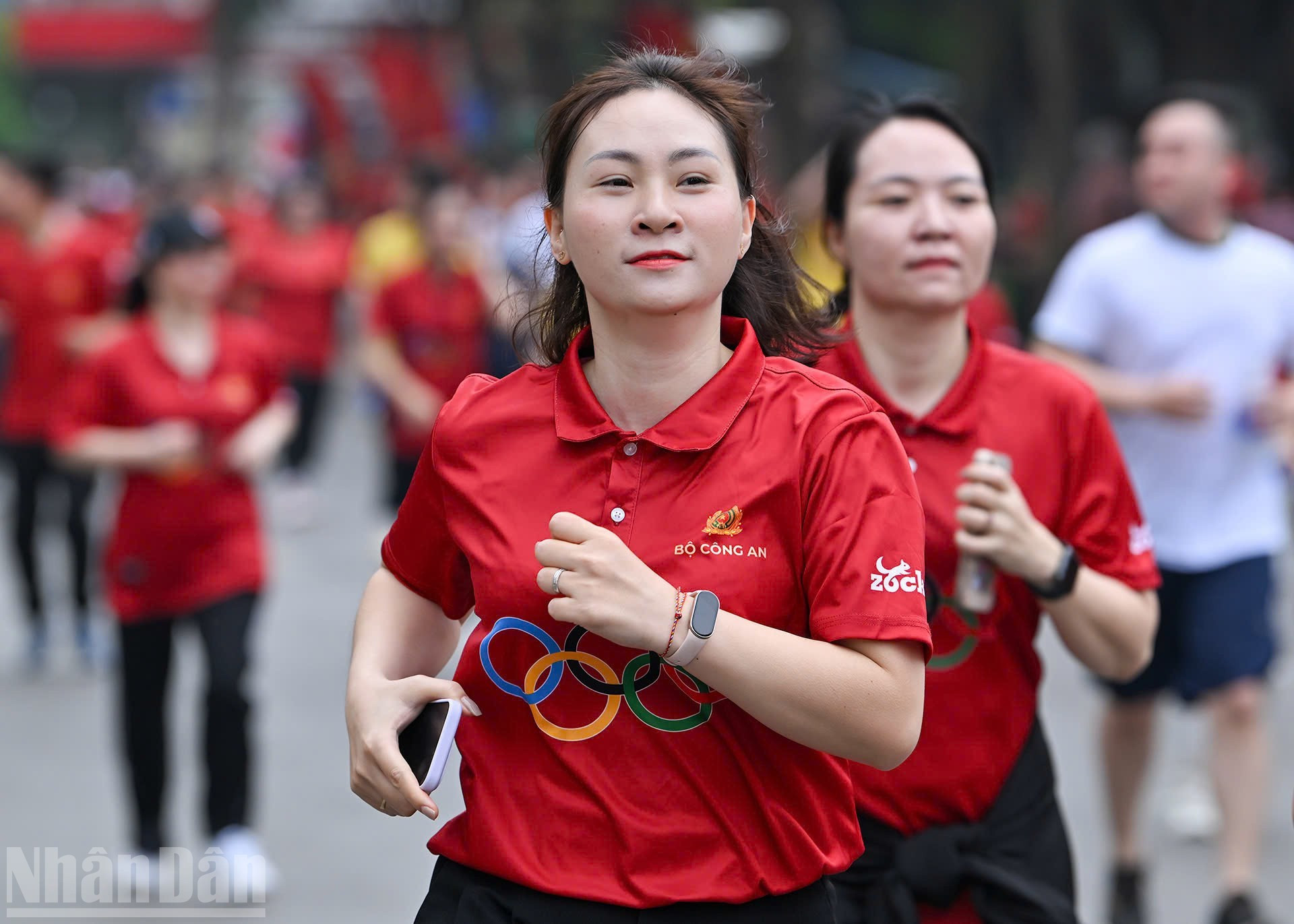 Равномерные и слаженные шаги отражают дух единства и стремление к укреплению здоровья в обществе.