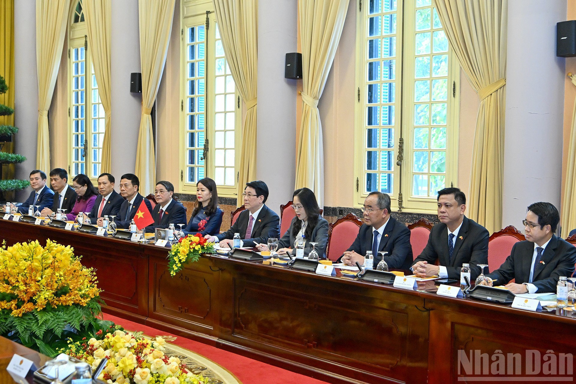 Президент Вьетнама Лыонг Кыонг и представители вьетнамской стороны на переговорах.