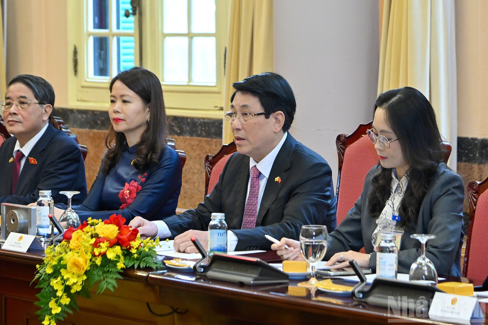 Президент Вьетнама Лыонг Кыонг выступает на переговорах.