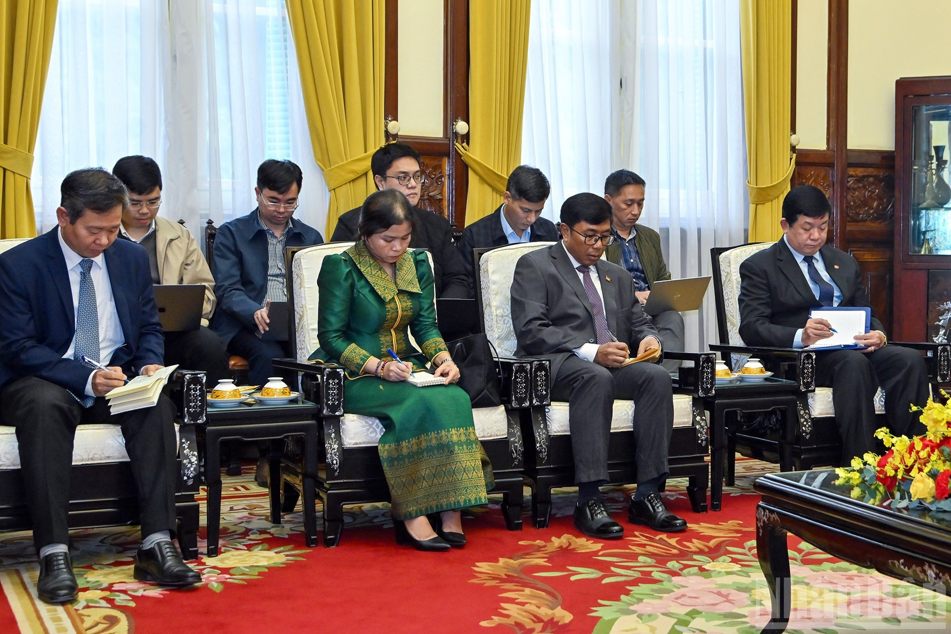 Делегаты, сопровождающие Посла Камбоджи, на приеме.