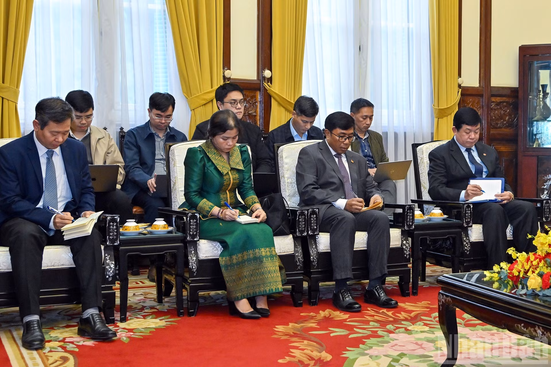 Делегаты, сопровождающие Посла Камбоджи, на приеме.