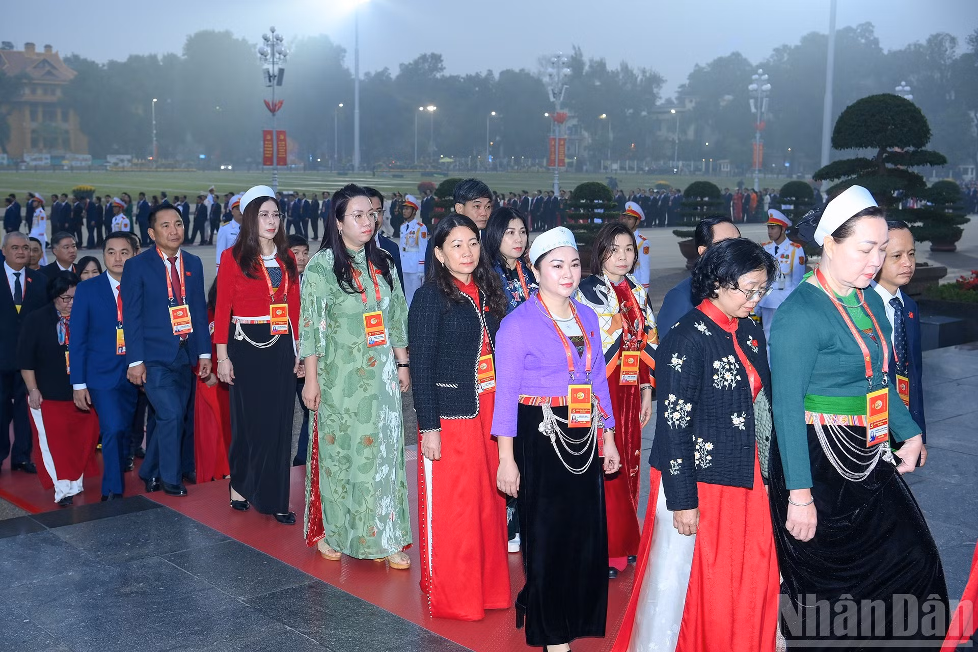 Делегаты посещают Мавзолей Президента Хо Ши Мина.