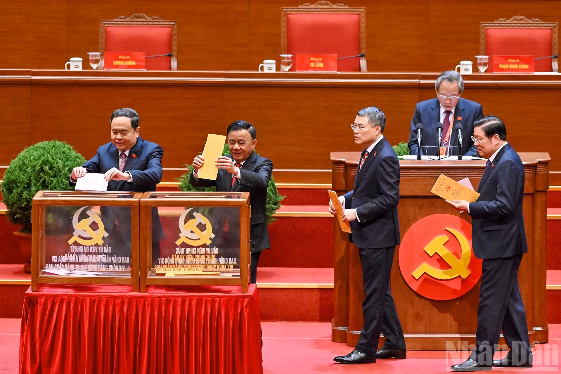 Руководители Партии и Государства голосуют за избрание Центрального комитета КПВ XIV созыва. (Фото: Тхюи Нгуен)