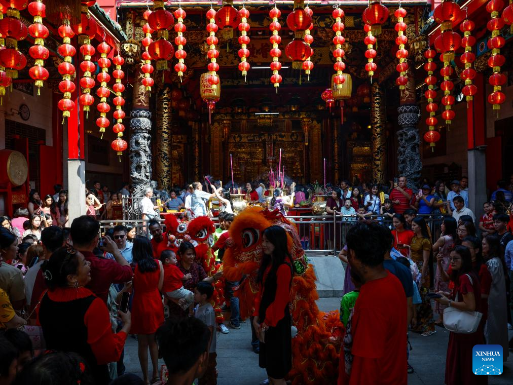 Жители и туристы зажигают благовония, молясь о благополучии в первый день Тэта 2026 года в Янгоне (Мьянма) 17 февраля 2026 года.