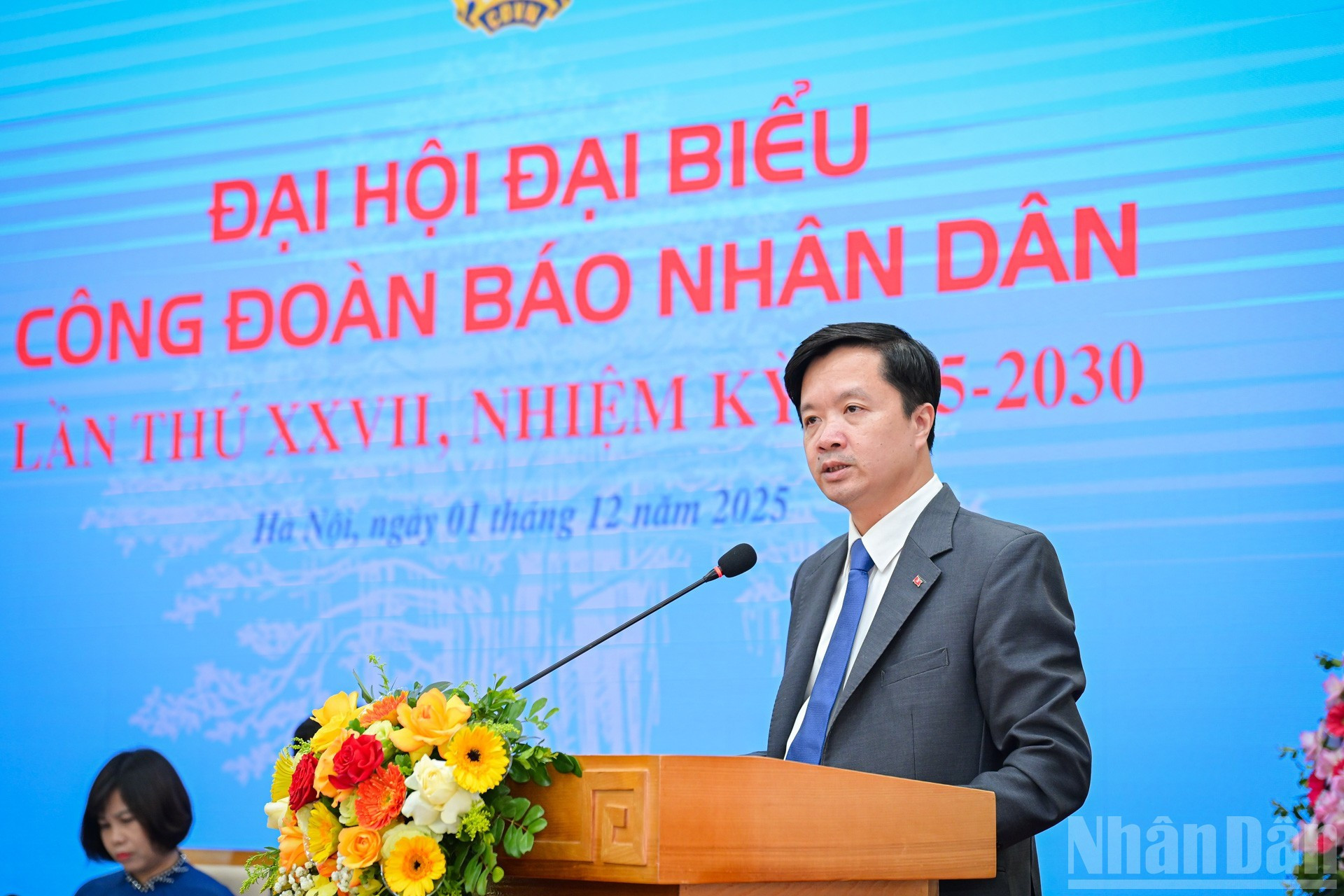 Начальник Отдела культуры и социальной сферы, заместитель председателя Профсоюза газеты «Нянзан» Та Куанг Зунг представляет отчет о деятельности Исполнительного комитета Профсоюза за 2023-2025 гг.