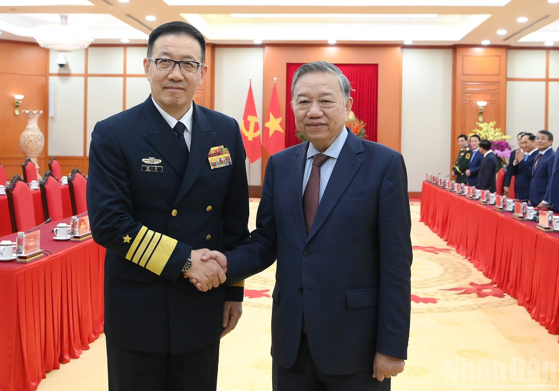 Генеральный секретарь ЦК КПВ То Лам и Министр обороны Китая Дун Цзюнь.