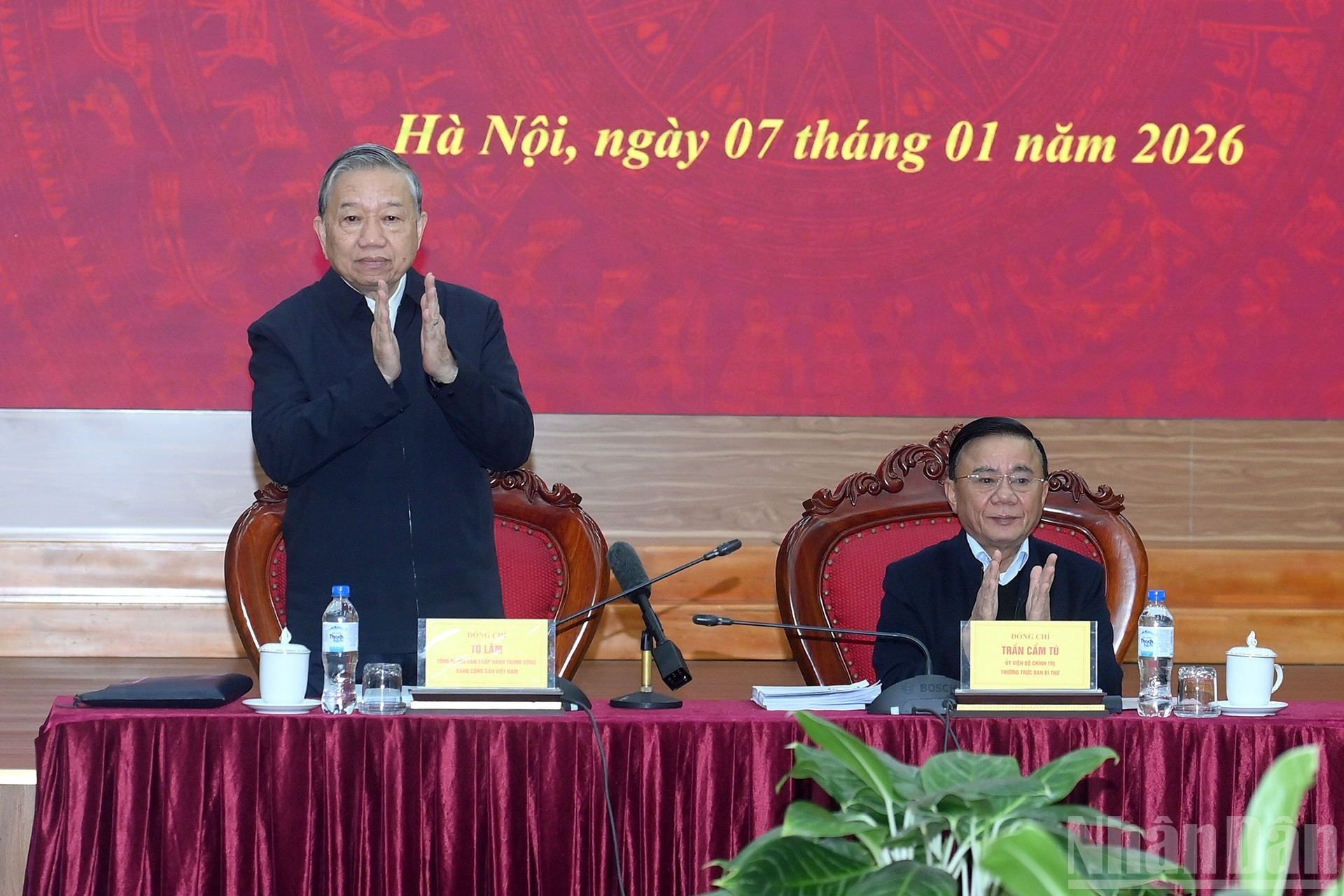 Генеральный секретарь ЦК КПВ То Лам председательствует на рабочей встрече.