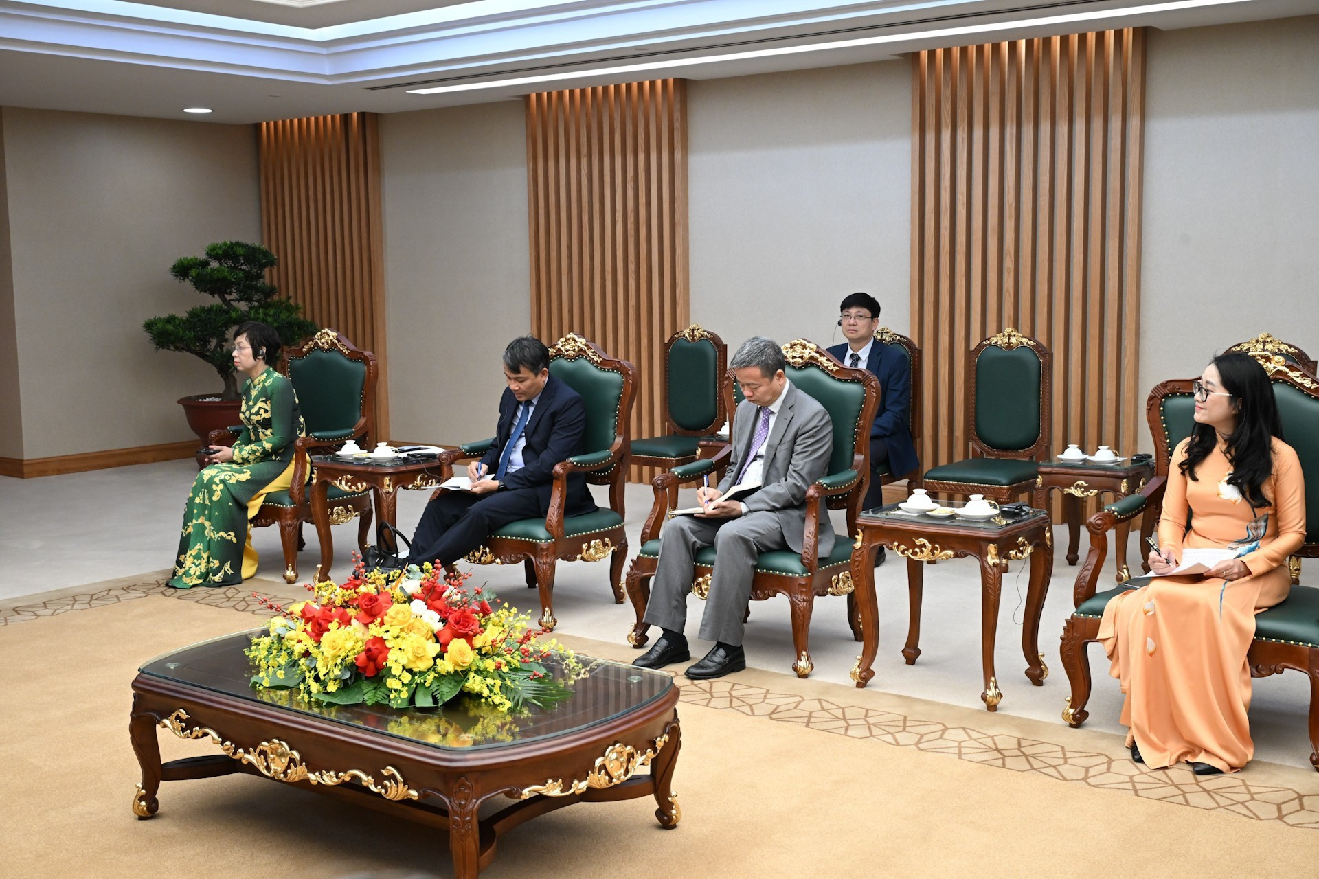 Представители министерств и ведомств Правительства Вьетнама участвуют во встрече.