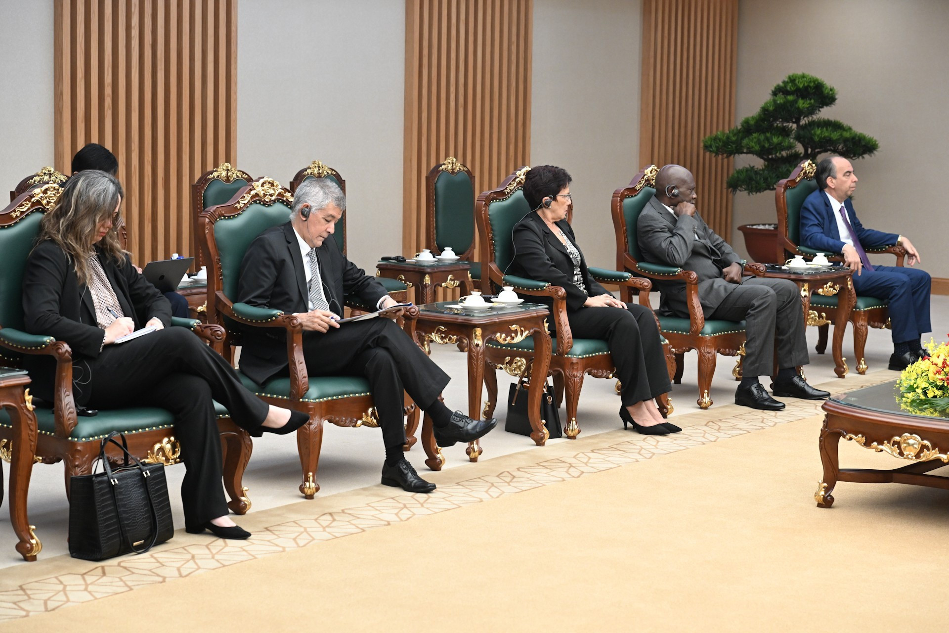 Члены делегации, сопровождающей Председателя «Пренса Латина», участвуют во встрече.