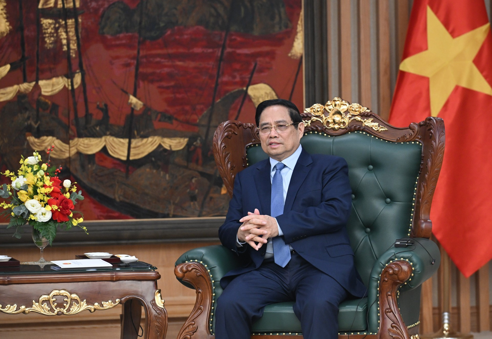 Премьер-министр Вьетнама Фам Минь Тьинь выступает с речью.