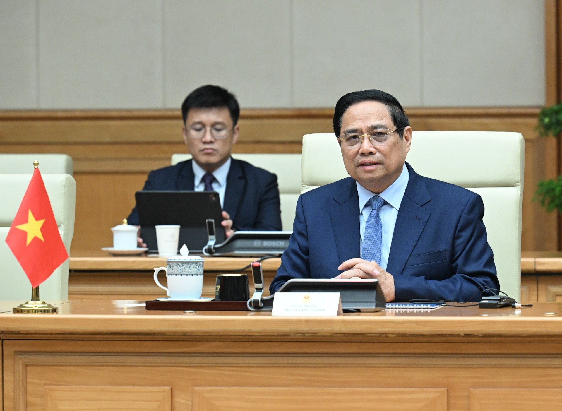 Премьер-министр Вьетнама Фам Минь Тьинь выступает на встрече.