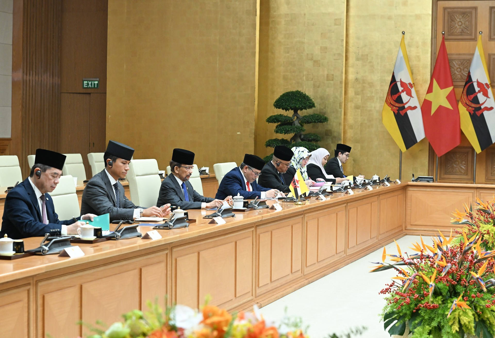 Султан Брунея Хаджи Хассанал Болкиах и члены делегации на встрече с Премьер-министром Фам Минь Тьинем.