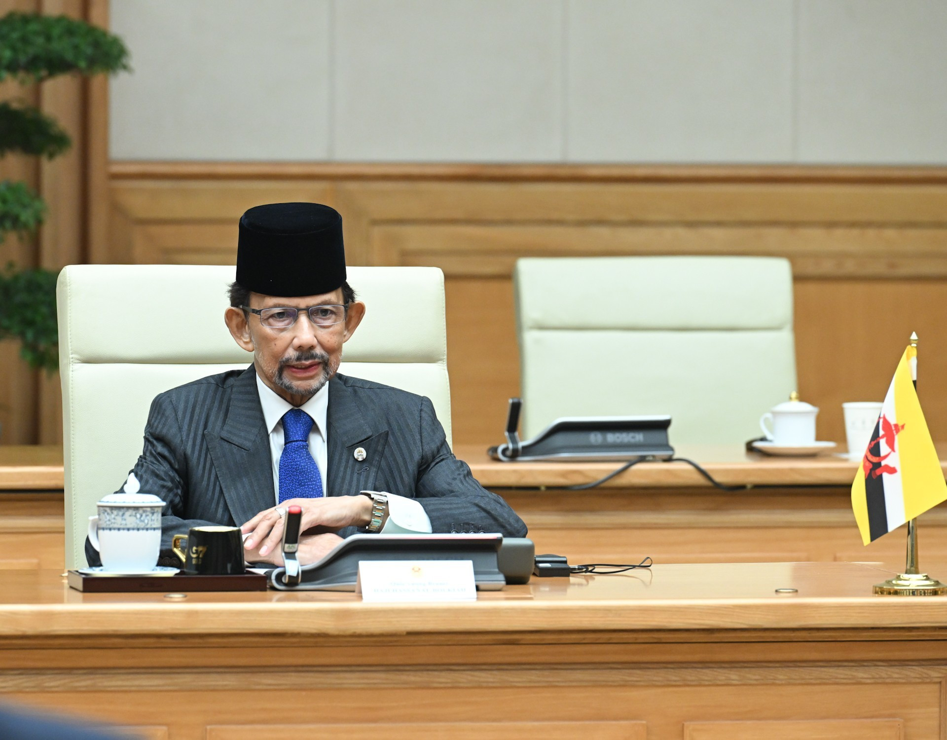 Султан Брунея Хаджи Хассанал Болкиах выступает на встрече.