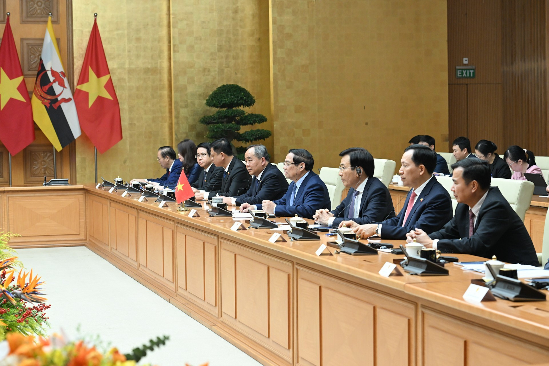 Премьер-министр Фам Минь Тьинь и члены Правительства Вьетнама на встрече с Султаном Брунея Хаджи Хассаналом Болкиахом.