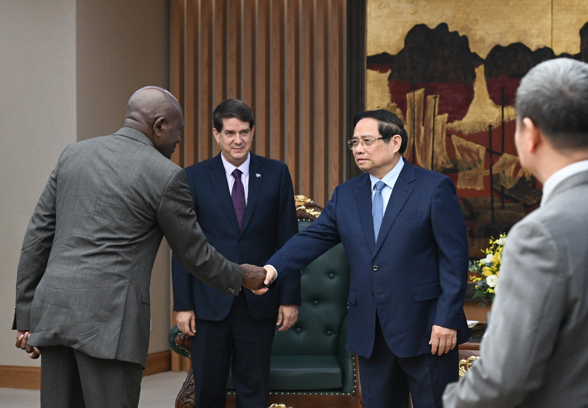 Премьер-министр Фам Минь Тьинь приветствует членов делегации, сопровождающей Председателя «Пренса Латина» Хорхе Леганьоа Алонсо.