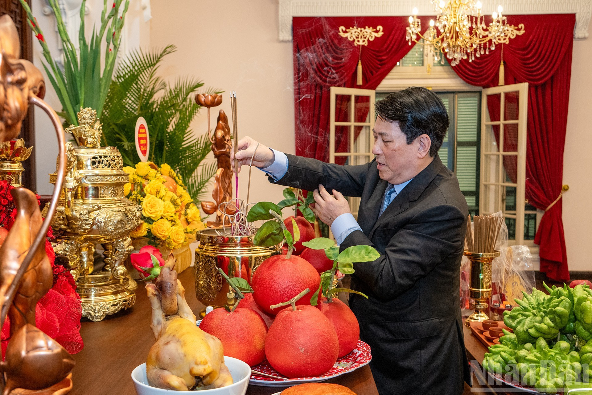 Президент Лыонг Кыонг чтит память Президента Хо Ши Мина в здании Канцелярии Президента в Бакбофу.