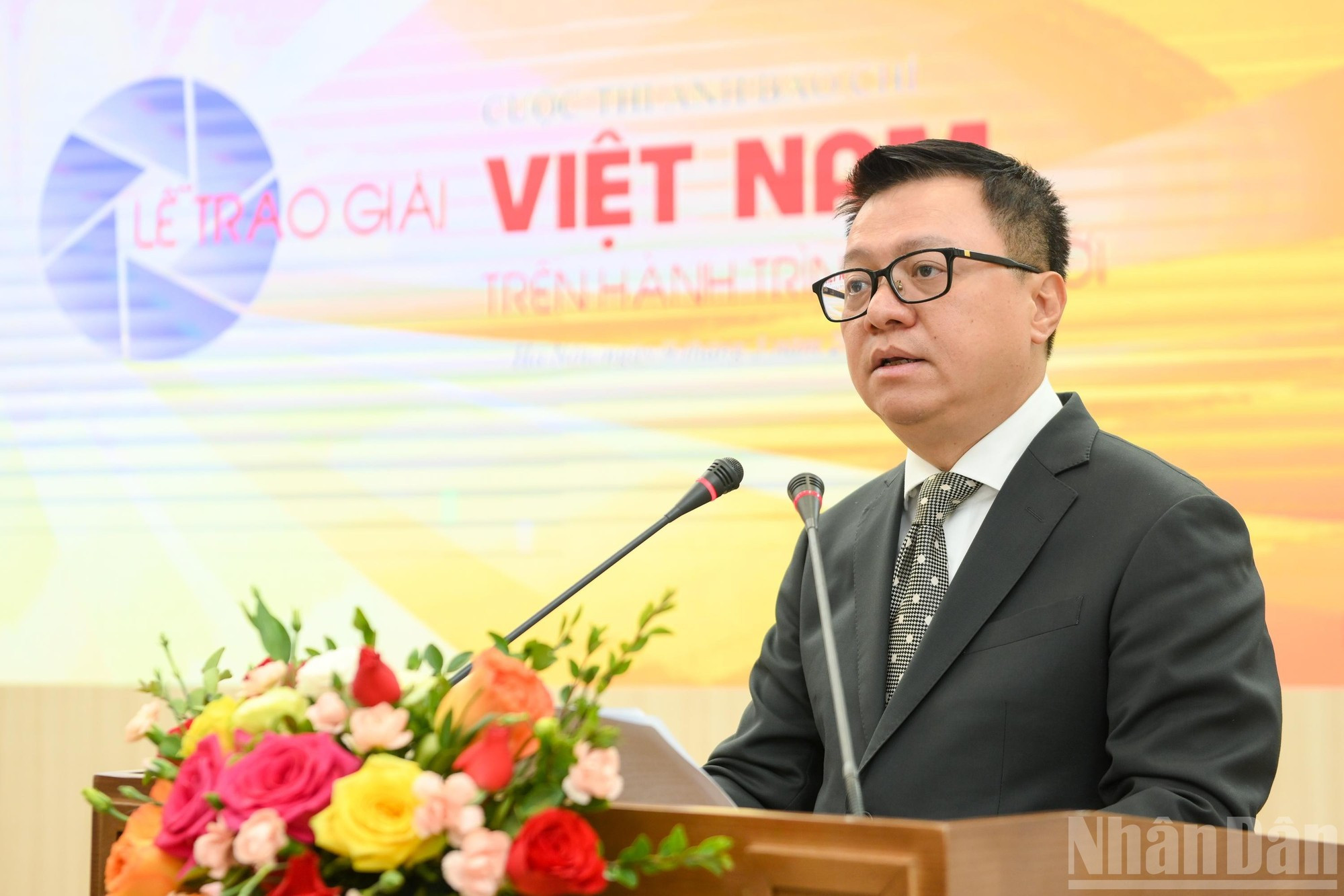 Главный редактор Ле Куок Минь выступает на церемонии награждения.