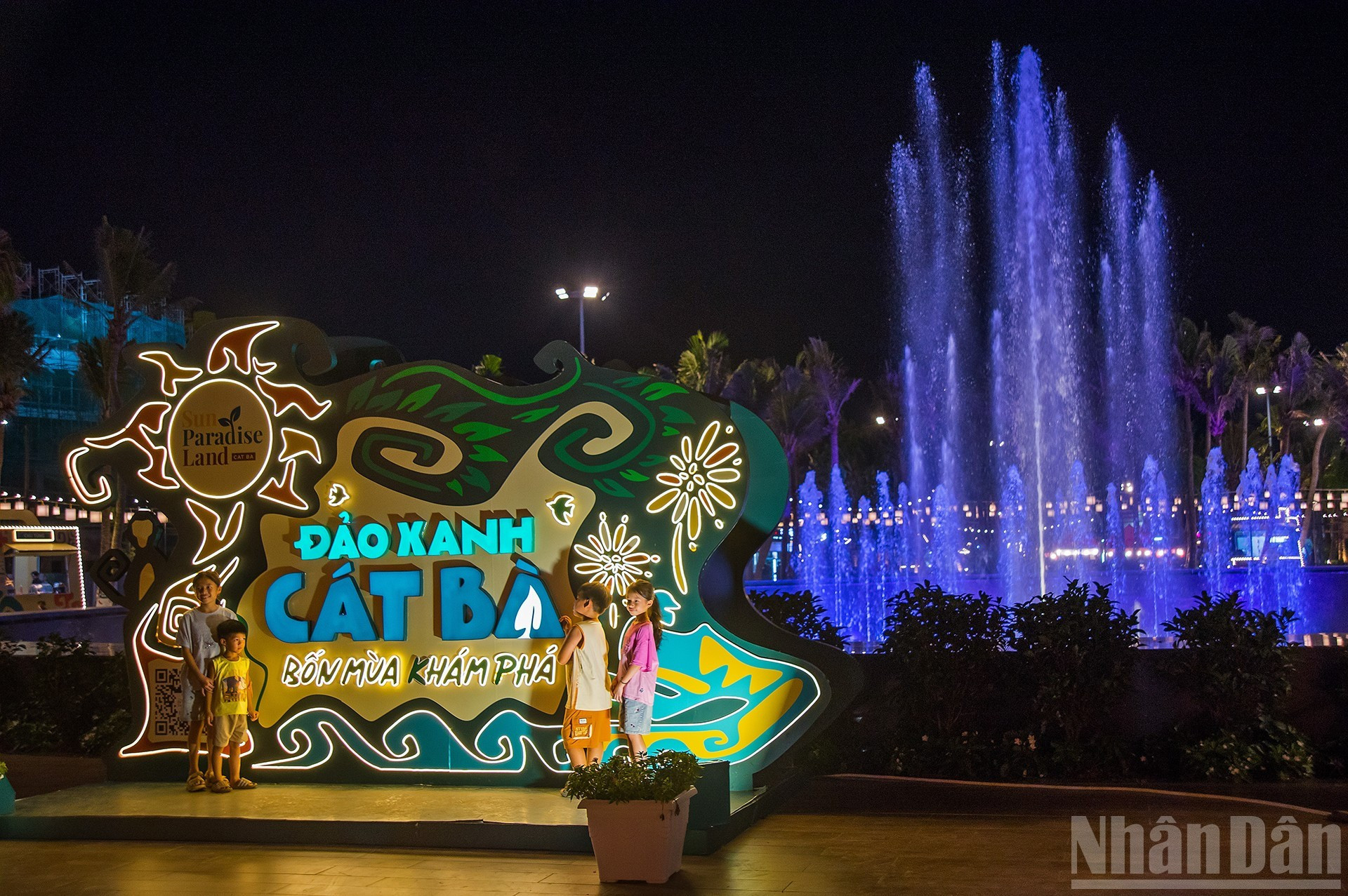 Светомузыкальное шоу делает зеленый остров Катба еще более ярким.