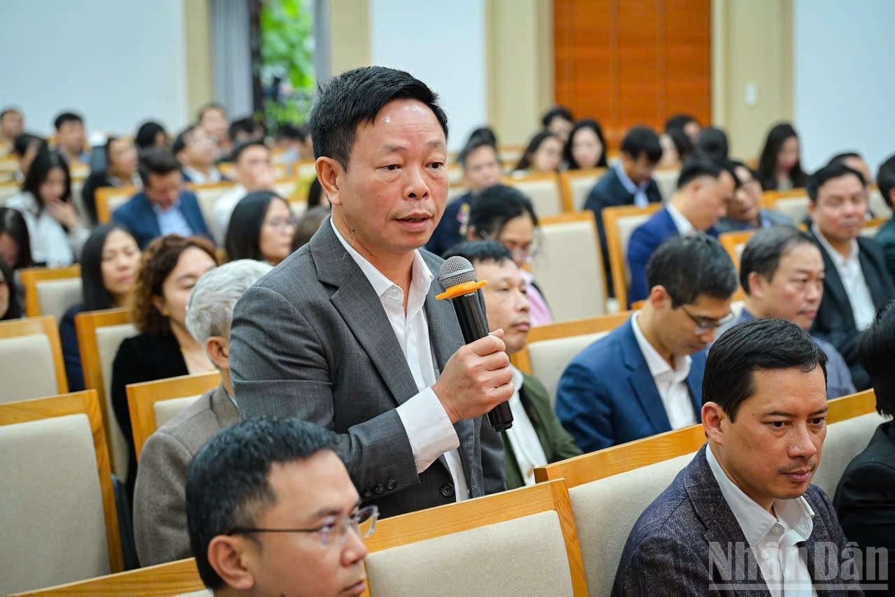 Журналист Фунг Конг Шыонг, Главный редактор газеты «Тиенфонг», выступает на пресс-брифинге.