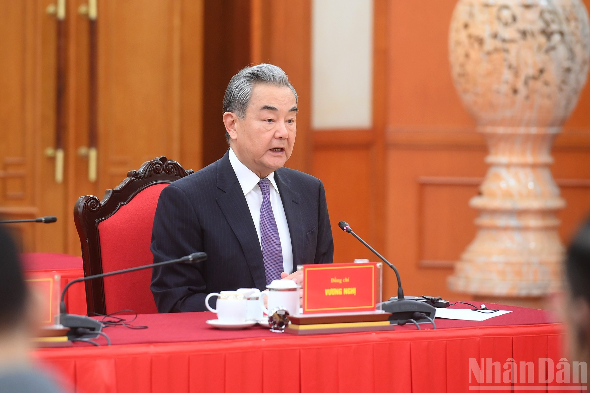 Министр иностранных дел Китая Ван И выступает на встрече.