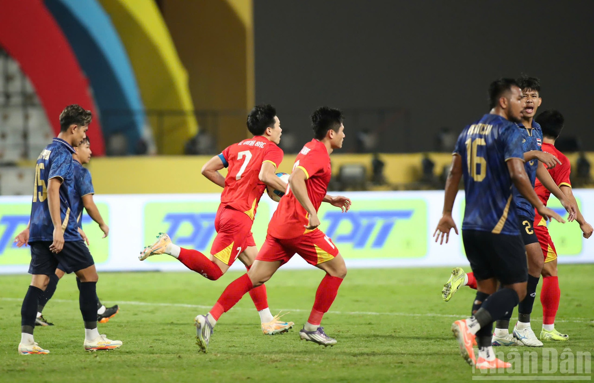 Однако во втором тайме картина полностью изменилась. На 49-й минуте после проникающей передачи партнера Нгуен Динь Бак ускорился, ворвался в штрафную и оказался один на один с вратарем Сорауатом. Пытаясь остановить нападающего, голкипер Таиланда был вынужден нарушить правила, и арбитр назначил пенальти. С 11-метровой отметки Динь Бак хладнокровно сократил разрыв – 1:2.