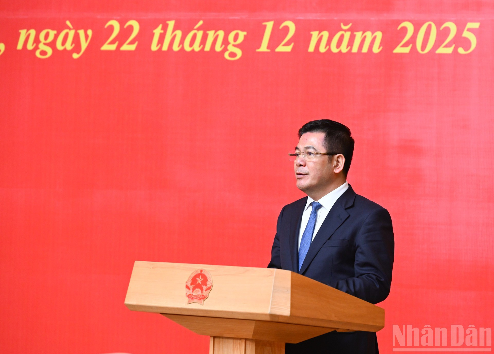 Специализированный заместитель секретаря Парткома Национального собрания Нгуен Хонг Зиен выступает с речью.